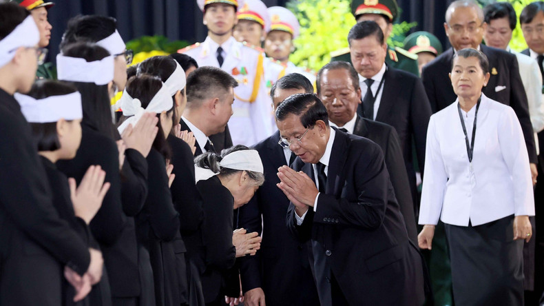 柬埔寨人民党主席、柬埔寨参议院主席洪森亲王吊唁阮富仲总书记逝世。 柬埔寨人民党主席、柬埔寨参议院主席洪森亲王吊唁阮富仲总书记逝世。