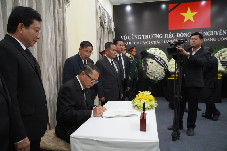 柬埔寨王宫代表在吊唁簿上留言。 柬埔寨王宫代表在吊唁簿上留言。