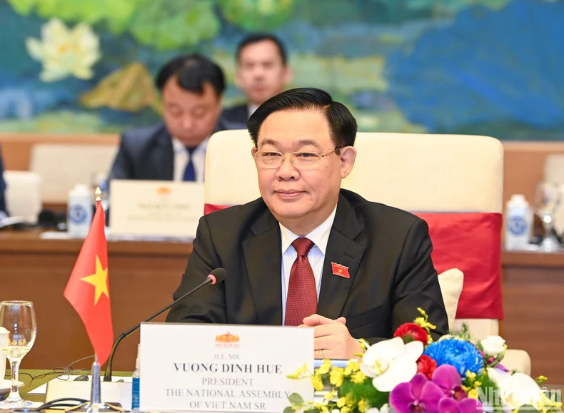 国会主席王廷惠发表讲话。 国会主席王廷惠发表讲话。