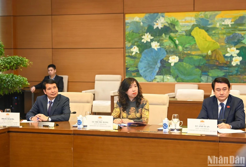 越南代表团出席会谈。 越南代表团出席会谈。