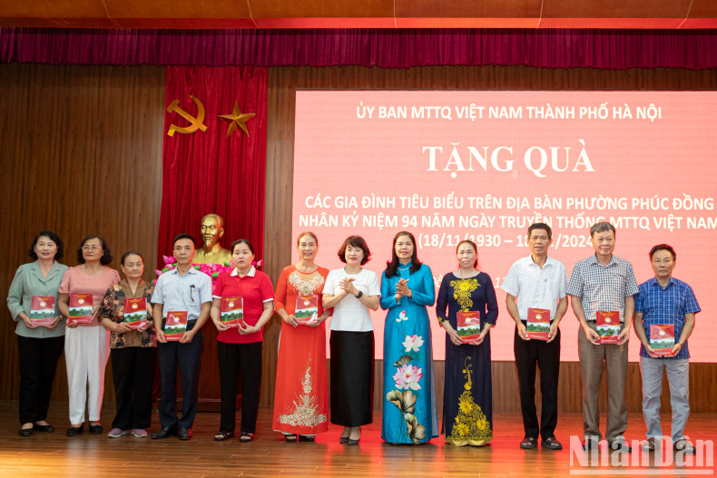 越南祖国阵线河内市委员会副主席邓氏芳叉向困难家庭赠送礼物。 越南祖国阵线河内市委员会副主席邓氏芳叉向困难家庭赠送礼物。