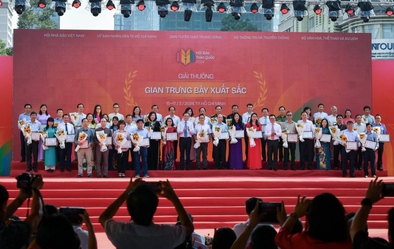 组委会和奖项理事会向各媒体机构颁发一等奖11份、二等奖29份、三等奖53份及鼓励奖88份。 组委会和奖项理事会向各媒体机构颁发一等奖11份、二等奖29份、三等奖53份及鼓励奖88份。