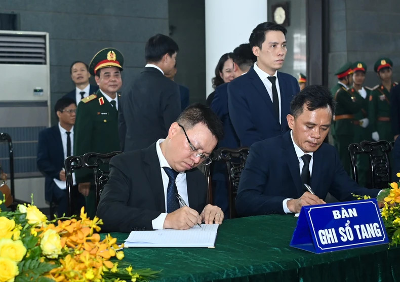 黎国明同志在吊唁簿上题词。