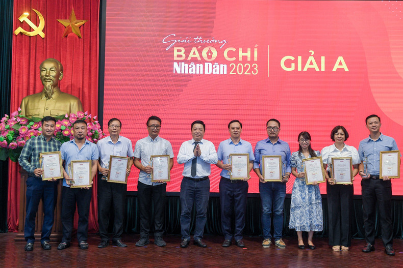 《人民报》社副总编辑桂廷原向荣获一等奖的作者、作者代表颁发奖项。 《人民报》社副总编辑桂廷原向荣获一等奖的作者、作者代表颁发奖项。