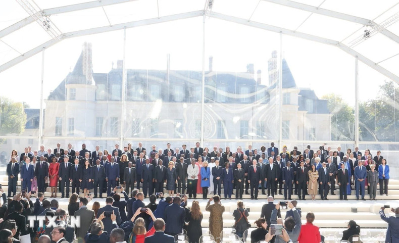 苏林总书记、国家主席，法国总统埃马纽埃尔·马克龙，法语国家组织代表团团长及嘉宾合影留念。（图片来源：越通社）
