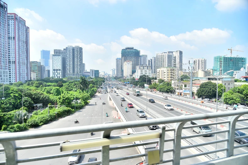 从呠-河内站火车的高架地铁段看河内首都的一角。