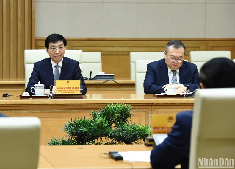 中国政协主席王沪宁在会见中发表讲话。