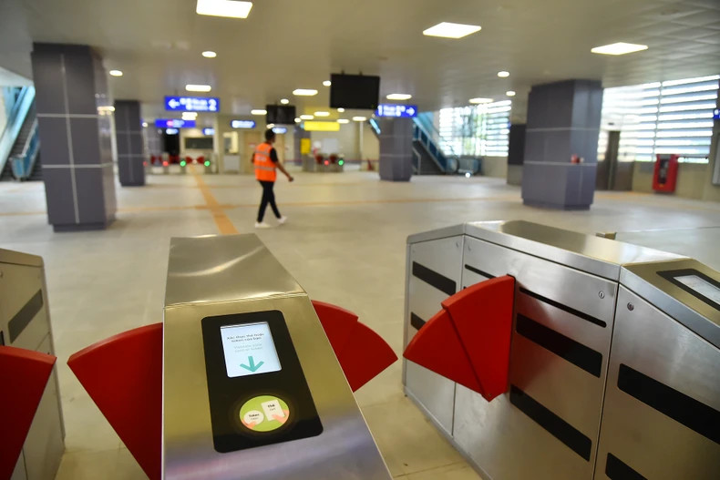 呠-河内火车站设计宽敞，设有单独的视障通道和残疾人专用电梯。