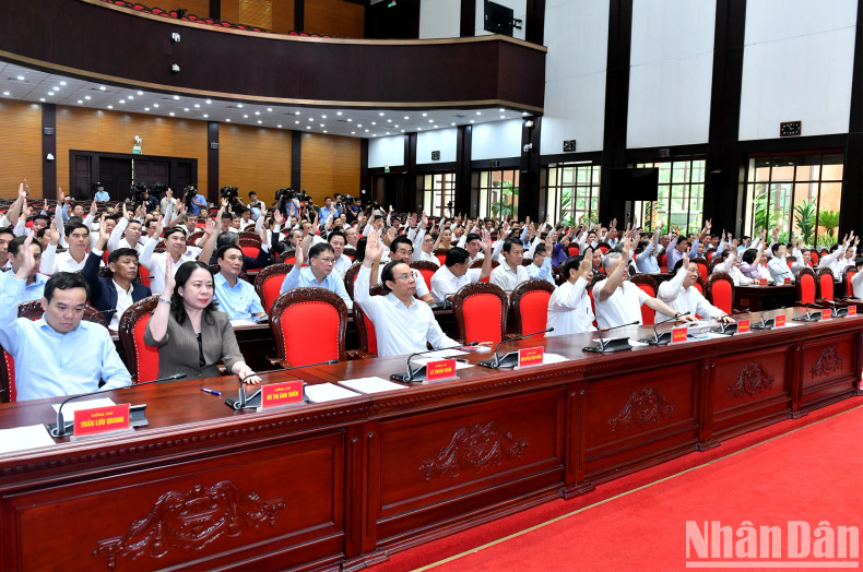 各位代表在闭幕会上表决。