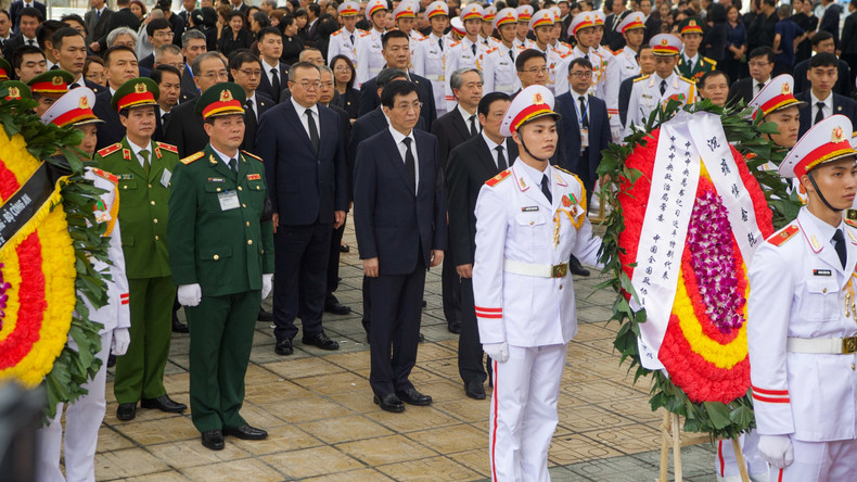 共中央政治局常委、中国全国政协主席王沪宁率领中国代表团向阮富仲总书记家属表示沉痛哀悼。 共中央政治局常委、中国全国政协主席王沪宁率领中国代表团向阮富仲总书记家属表示沉痛哀悼。