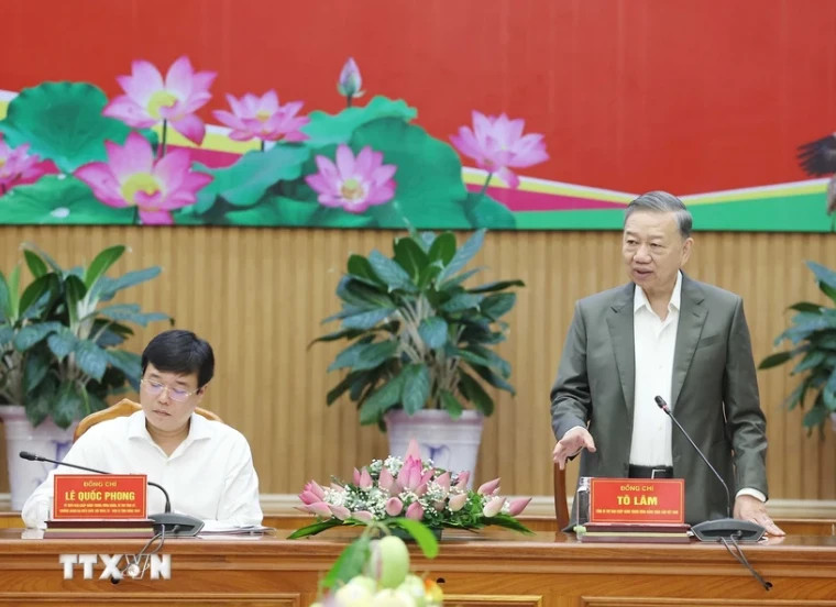 苏林总书记在会议上发表讲话。