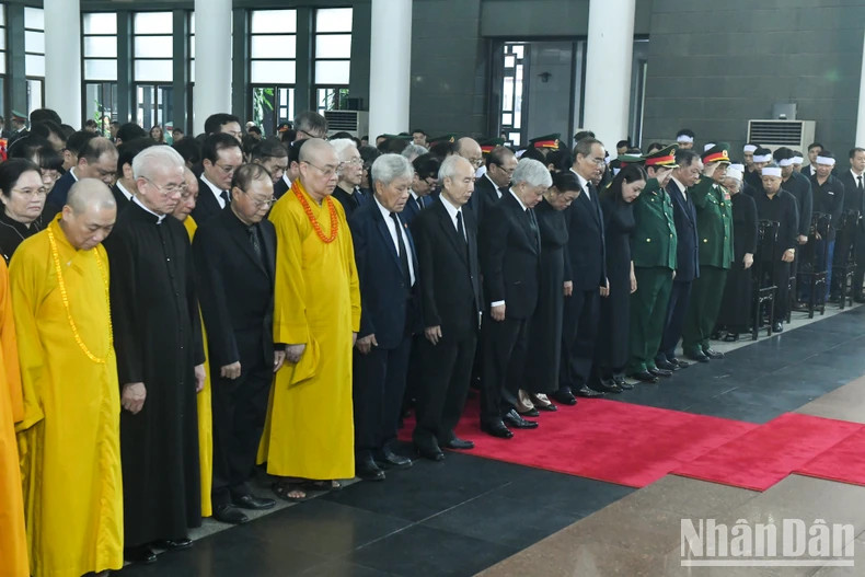 越南祖国阵线中央委员会代表团吊唁越共中央总书记阮富仲逝世。