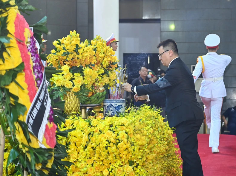 黎国明同志向阮富仲总书记敬香。