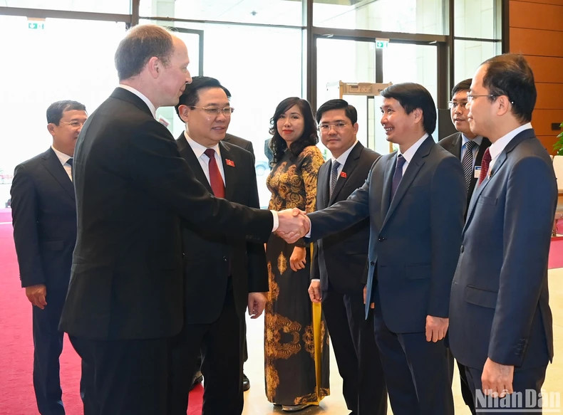 国会主席王廷惠向芬兰议会议长尤西·哈拉阿霍介绍越南国会成员。 国会主席王廷惠向芬兰议会议长尤西·哈拉阿霍介绍越南国会成员。