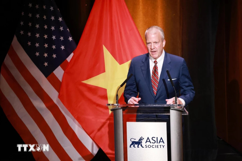 美国参议员丹·沙利文发表讲话。（图片来源：越通社）