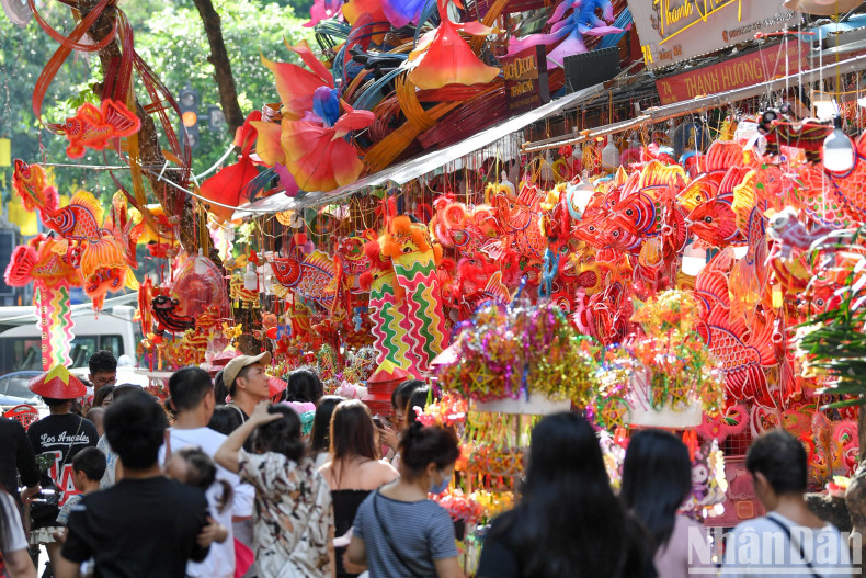 各条街道上到处都看到五颜六色的灯笼、星星灯笼、走马灯、纸面具等越南传统中秋玩具，应有尽有。