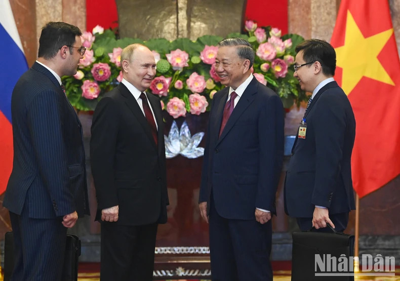 越南国家主席苏林同俄罗斯联邦总统弗拉基米尔·普京在会谈前交谈。 越南国家主席苏林同俄罗斯联邦总统弗拉基米尔·普京在会谈前交谈。
