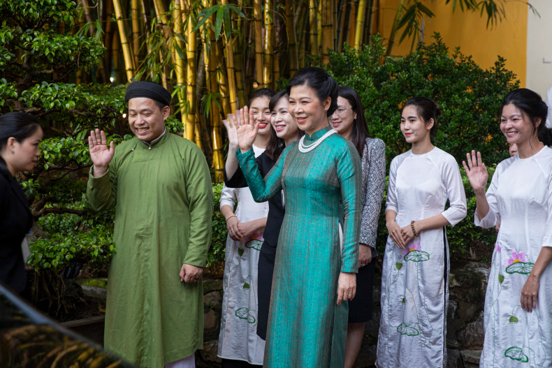 越共中央总书记、国家主席苏林夫人吴芳璃同几内亚比绍总统夫人进行茶叙【组图】 ảnh 9 越共中央总书记、国家主席苏林夫人吴芳璃同几内亚比绍总统夫人进行茶叙【组图】 ảnh 9