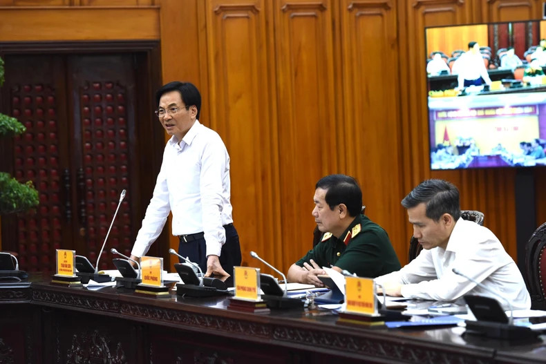 政府办公厅主任陈文山发表讲话。