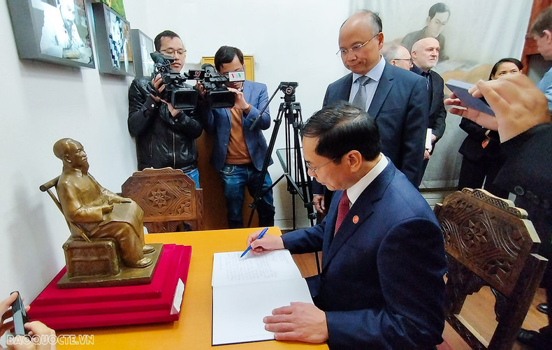 越南外交部长裴青山参观法国胡志明空间。（图片来源：国际报）