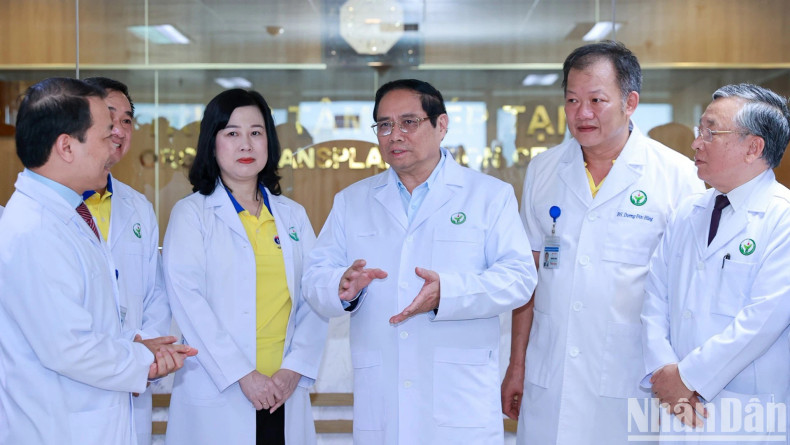 此前，政府总理范明正与卫生部领导和越德友谊医院器官移植中心医生团队进行交谈。