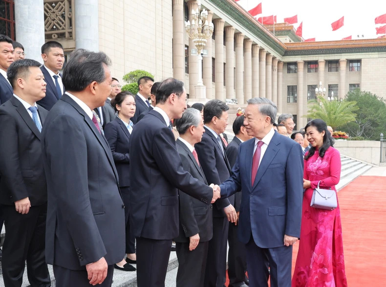 苏林总书记、国家主席和夫人在欢迎仪式上与中国代表团正式成员一一握手。(图片来源:越通社) 苏林总书记、国家主席和夫人在欢迎仪式上与中国代表团正式成员一一握手。(图片来源:越通社)