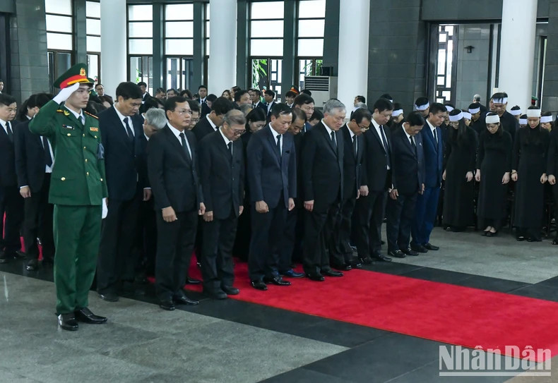 越南最高人民法院代表团吊唁越共中央总书记阮富仲逝世。 越南最高人民法院代表团吊唁越共中央总书记阮富仲逝世。