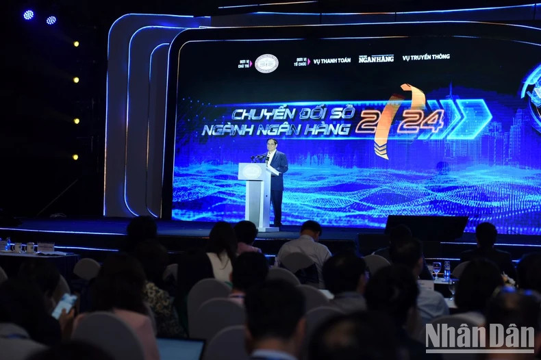 范明正总理在会议上发表讲话。