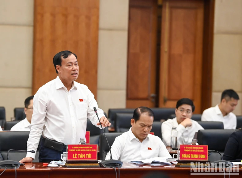 国会国防安全委员会主任黎晋至发表讲话。