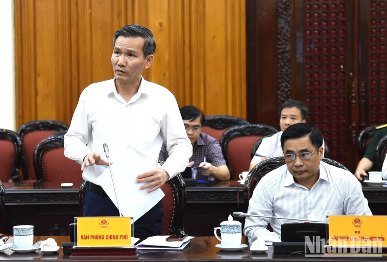 政府办公厅副主任高辉发表讲话。