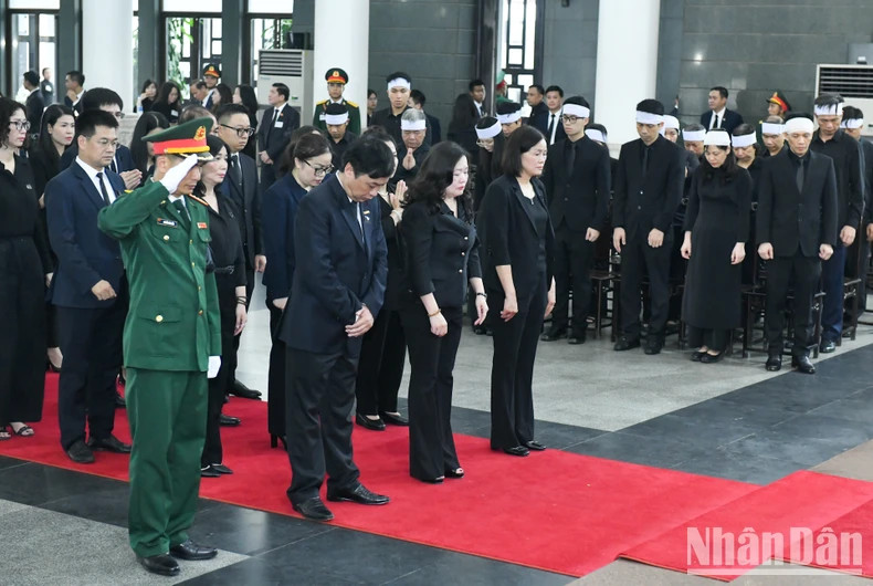 人民代表报代表团吊唁越共中央总书记阮富仲逝世。