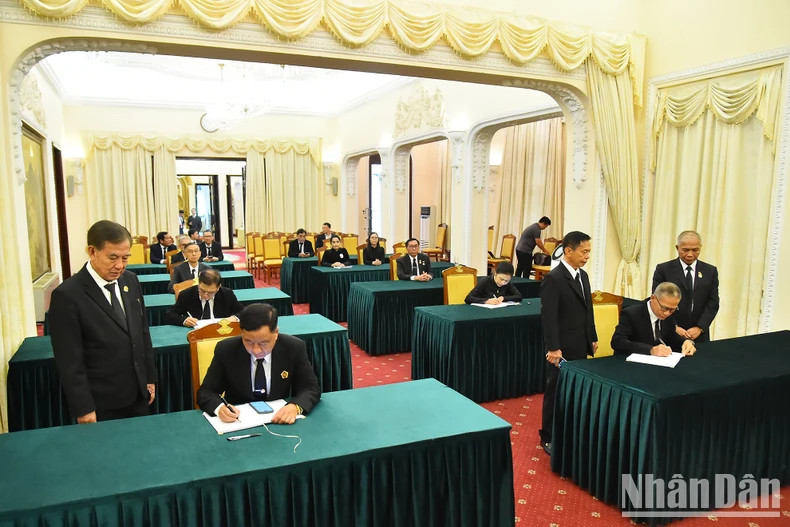 旅居海外侨胞在吊唁簿上留言。 旅居海外侨胞在吊唁簿上留言。