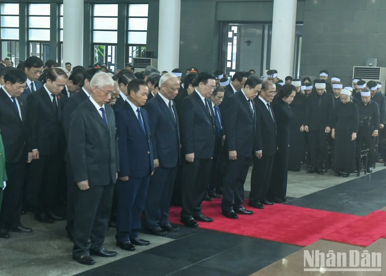 由越南国会主席陈青敏率领的国会代表团吊唁越共中央总书记阮富仲逝世。