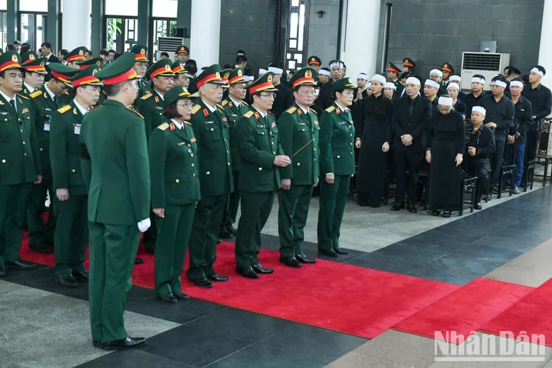 108号中央军队医院中央代表团吊唁越共中央总书记阮富仲逝世。 108号中央军队医院中央代表团吊唁越共中央总书记阮富仲逝世。