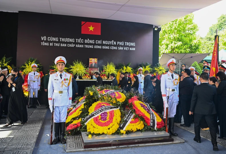 阮富仲总书记安然地回到大地母亲的怀抱中。 阮富仲总书记安然地回到大地母亲的怀抱中。