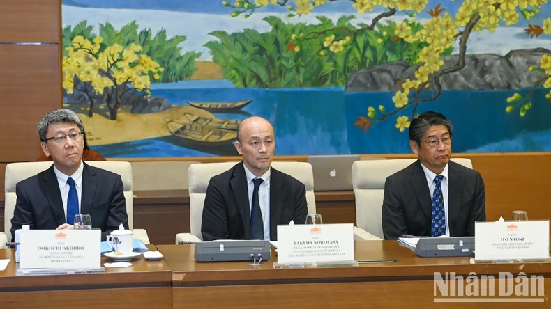 日本代表团出席会见。 日本代表团出席会见。