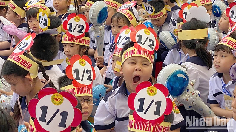 阮秉谦小学新学生第一天上课。