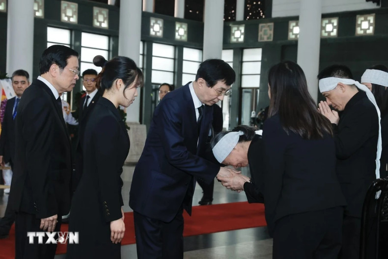 中共中央政治局常委、中国全国政协主席王沪宁代表团吊唁阮富仲总书记逝世。（图片来源：越通社）