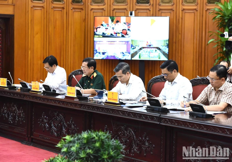 各部委单位代表出席会议。