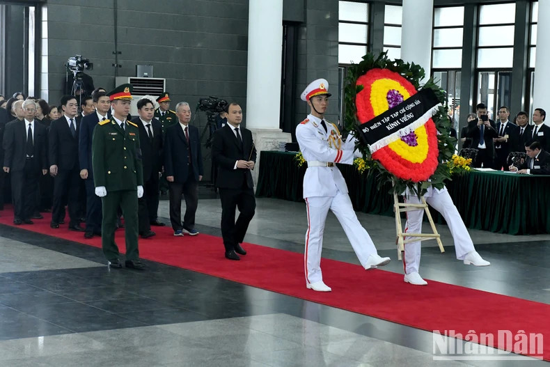 《共产主义杂志》代表团吊唁越共中央总书记阮富仲逝世。