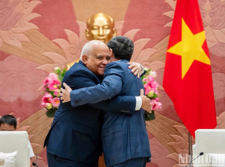 国会主席陈青敏和古巴驻越大使奥兰多·尼古拉斯·吉伦。