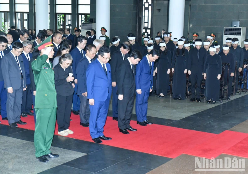 越共中央经济部代表团吊唁越共中央总书记阮富仲逝世。 越共中央经济部代表团吊唁越共中央总书记阮富仲逝世。