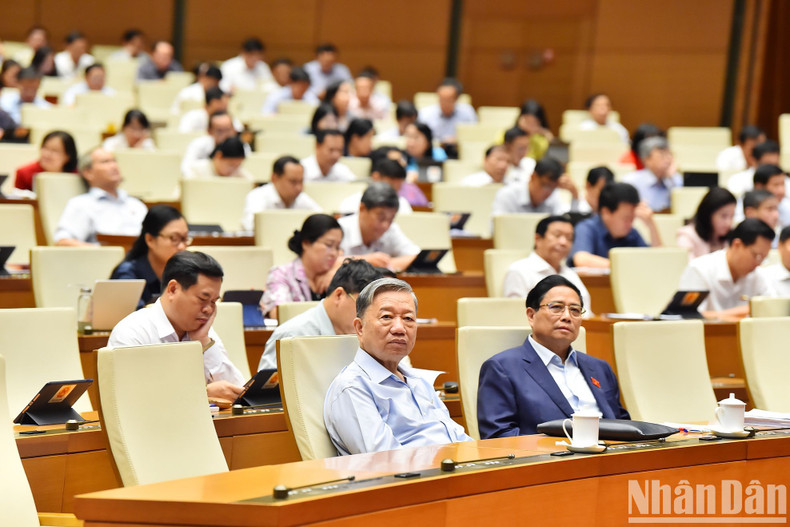 国家主席苏林、政府总理范明正和各位国会代表出席质询和回答质询活动。 国家主席苏林、政府总理范明正和各位国会代表出席质询和回答质询活动。