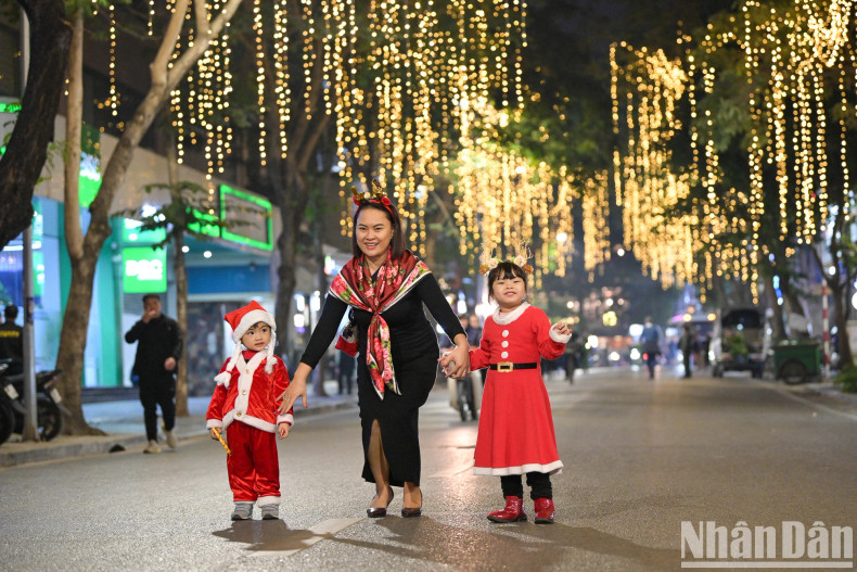 许多家庭很早就来到教堂区，以便在仪式前有时间拍照。