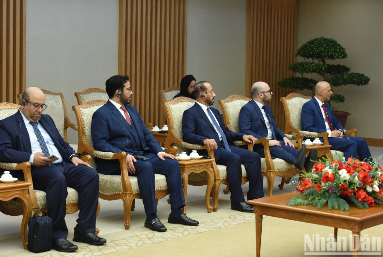 阿联酋对外贸易国务部长陪同人员出席会见。