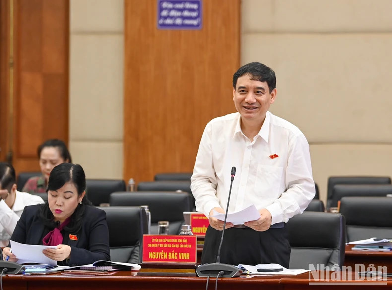 国会文化教育委员会主任阮得荣发表讲话。