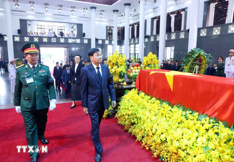 老挝人民革命党中央总书记、老挝国家主席通伦·西苏里和夫人吊唁阮富仲总书记逝世。