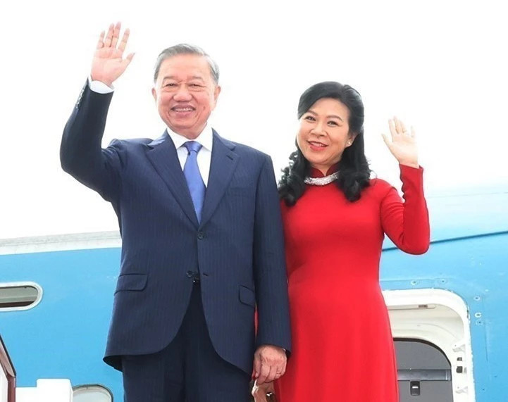 苏林总书记、国家主席和夫人离开广东省广州市,启程前往首都北京。(图片来源:越通社) 苏林总书记、国家主席和夫人离开广东省广州市,启程前往首都北京。(图片来源:越通社)