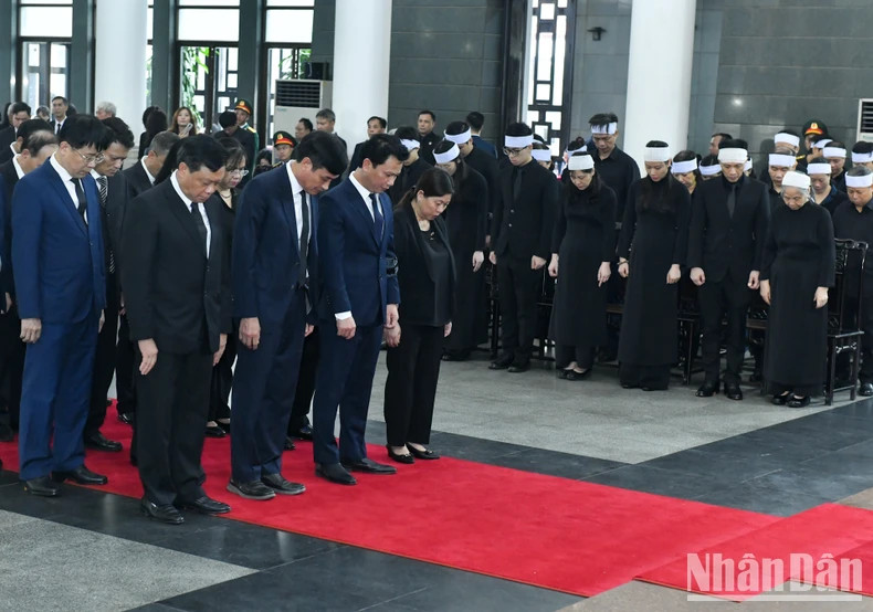 自然资源与环境部代表团吊唁越共中央总书记阮富仲逝世。 自然资源与环境部代表团吊唁越共中央总书记阮富仲逝世。