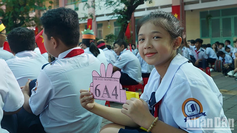 黎成功初中一年级学生脸上洋溢着喜悦。